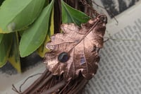 Image 1 of Vera foglia di quercia elettroformata in rame ossidato con labradorite blu 3