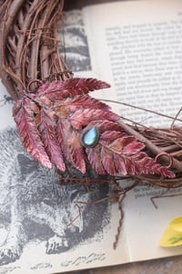 Image 2 of Maxi frammento di felce racchiuso nel rame con patina rossa e labradorite