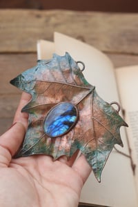 Image 3 of Vera foglia di platano acerifolia maxi elettroformata in rame con labradorite blu