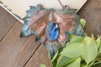 Image 1 of Vera foglia di platano acerifolia maxi elettroformata in rame con labradorite blu