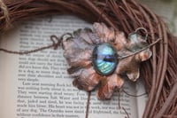 Image 1 of Vera foglia di quercia maxi elettroformata in rame con labradorite ovale celeste/multiflash