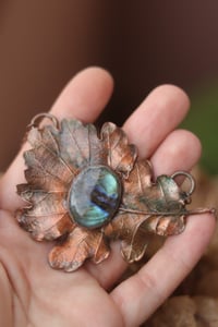 Image 2 of Vera foglia di quercia maxi elettroformata in rame con labradorite ovale celeste/multiflash