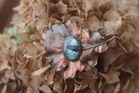 Image 3 of Vera foglia di quercia maxi elettroformata in rame con labradorite ovale celeste/multiflash