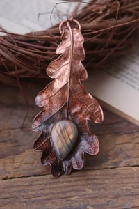 Image 2 of Copy of Vera foglia di quercia maxi elettroformata in rame con labradorite a goccia