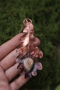 Image 1 of Copy of Vera foglia di quercia maxi elettroformata in rame con labradorite a goccia