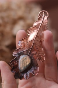 Image 3 of Copy of Vera foglia di quercia maxi elettroformata in rame con labradorite a goccia