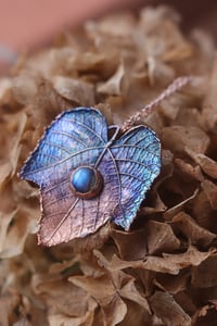 Image 2 of Vera foglia di vite elettroformata in rame con labradorite blu e patina blu/viola