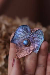 Image 1 of Vera foglia di vite elettroformata in rame con labradorite blu e patina blu/viola