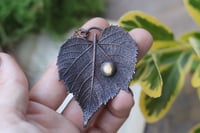 Image 2 of Vera foglia di tiglio elettroformata in rame con labradorite verde e patina scura 1