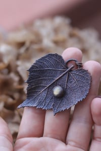 Image 3 of Vera foglia di tiglio elettroformata in rame con labradorite verde e patina scura 1