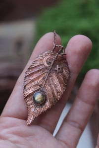 Image 2 of Vera foglia di carpino nero elettroformata in rame con labradorite verde e patina ossidata 2