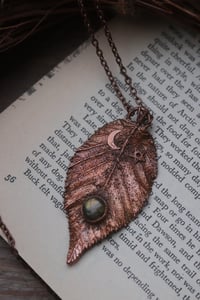 Image 3 of Vera foglia di carpino nero elettroformata in rame con labradorite verde e patina ossidata 2