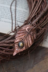 Image 1 of Vera foglia di carpino nero elettroformata in rame con labradorite verde e patina ossidata 2