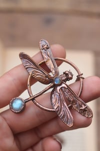 Image 3 of Vera libellula elettroformata in rame con due gemme di  labradorite