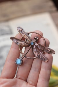 Image 2 of Vera libellula elettroformata in rame con due gemme di  labradorite