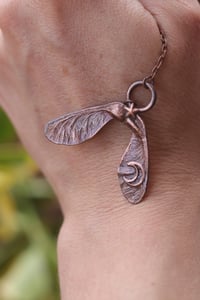Image 1 of Collana con vera samara di acero sicomoro in rame ossidato con luna e stelle