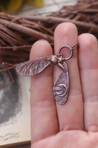 Image 3 of Collana con vera samara di acero sicomoro in rame ossidato con luna e stelle