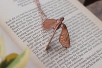 Image 1 of Collana con vera samara di acero sicomoro in rame e finitura lucida