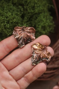Image 1 of Orecchini con vere foglie di edera elettroformate in rame con patina verde