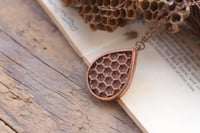 Image 2 of Vero frammento di cellette in cera elettroformato in rame a forma di goccia 2