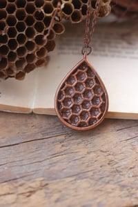 Image 1 of Vero frammento di cellette in cera elettroformato in rame a forma di goccia 2