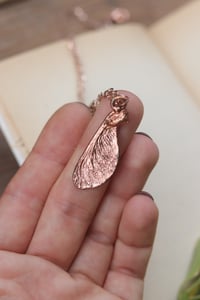 Image 3 of Ciondolo con mezza samara di acero sicomoro in rame 