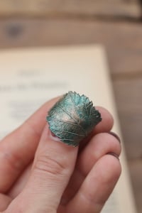 Image 2 of Anello con vera foglia di rovo elettroformata in rame e patina verde taglia 20
