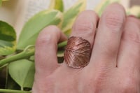 Image 3 of Anello con vera foglia di rovo elettroformata in rame e patina ossidata, taglia 11