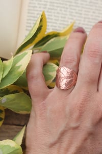 Image 5 of Anello con vera foglia di rovo elettroformata in rame e patina ossidata, taglia 13