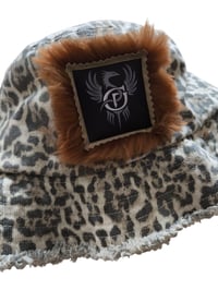 Image 5 of BUCKET HAT LEOPARDO COLECCIÓN FÉNIX 