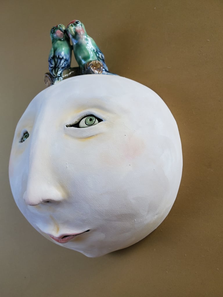 Large round wall mask with lovebirds Image 3