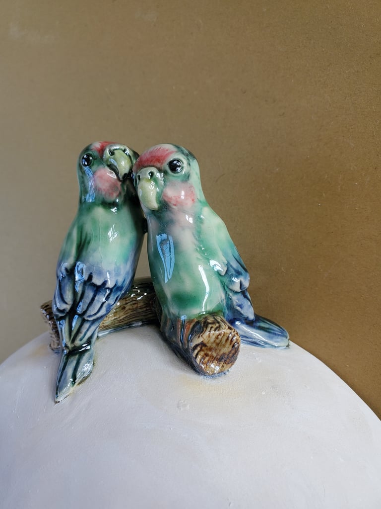 Large round wall mask with lovebirds Image 4