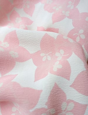 Image of Silke kimono dame i rosa med anemoner