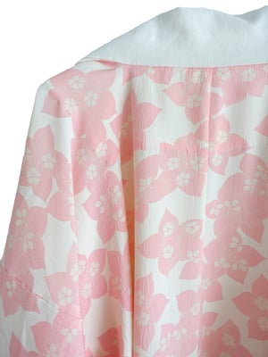 Image of Silke kimono dame i rosa med anemoner