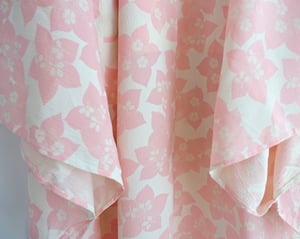 Image of Silke kimono dame i rosa med anemoner