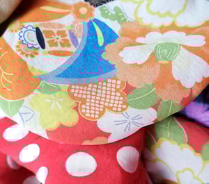 Image of Kort kimono af silke med håndindfarvede shibori mønster