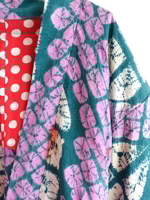 Image of Kort kimono af silke med håndindfarvede shibori mønster