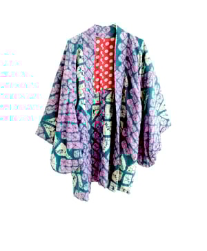 Image of Kort kimono af silke med håndindfarvede shibori mønster