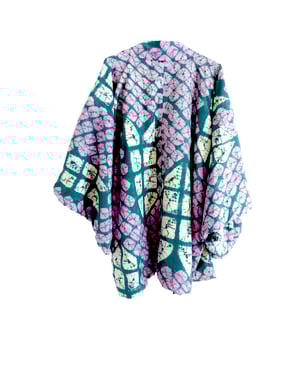 Image of Kort kimono af silke med håndindfarvede shibori mønster
