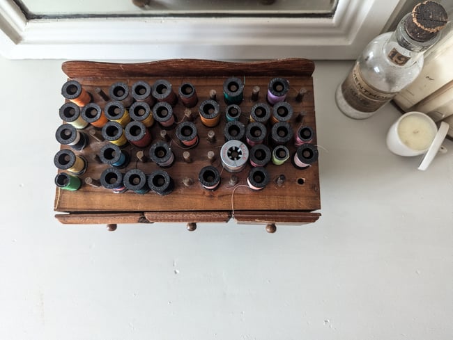 Petit meuble de couture 