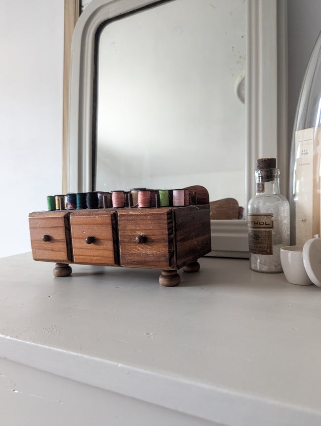 Petit meuble de couture 