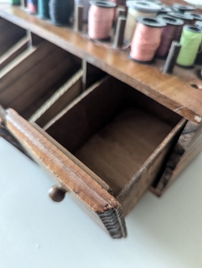 Petit meuble de couture 