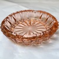 Image 2 of Cendrier rond en verre rose à facettes - Verre rosaline  - vintage 1940 Luminarc.