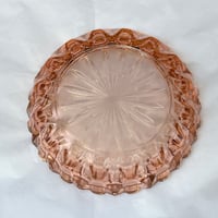 Image 8 of Cendrier rond en verre rose à facettes - Verre rosaline  - vintage 1940 Luminarc.