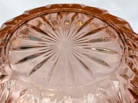 Image 7 of Cendrier rond en verre rose à facettes - Verre rosaline  - vintage 1940 Luminarc.