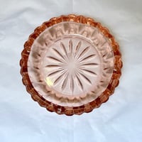 Image 3 of Cendrier rond en verre rose à facettes - Verre rosaline  - vintage 1940 Luminarc.