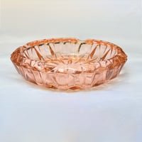 Image 5 of Cendrier rond en verre rose à facettes - Verre rosaline  - vintage 1940 Luminarc.