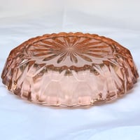 Image 6 of Cendrier rond en verre rose à facettes - Verre rosaline  - vintage 1940 Luminarc.