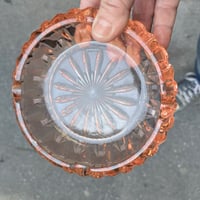 Image 4 of Cendrier rond en verre rose à facettes - Verre rosaline  - vintage 1940 Luminarc.