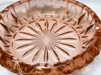 Image 9 of Cendrier rond en verre rose à facettes - Verre rosaline  - vintage 1940 Luminarc.